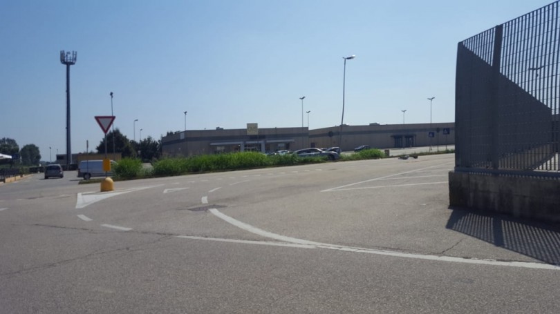 Autoveicolo centra palo dell'illuminazione a Villanova